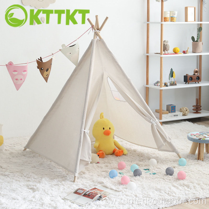 Watoto wa ndani wa India watoto hucheza nyumba ya hema